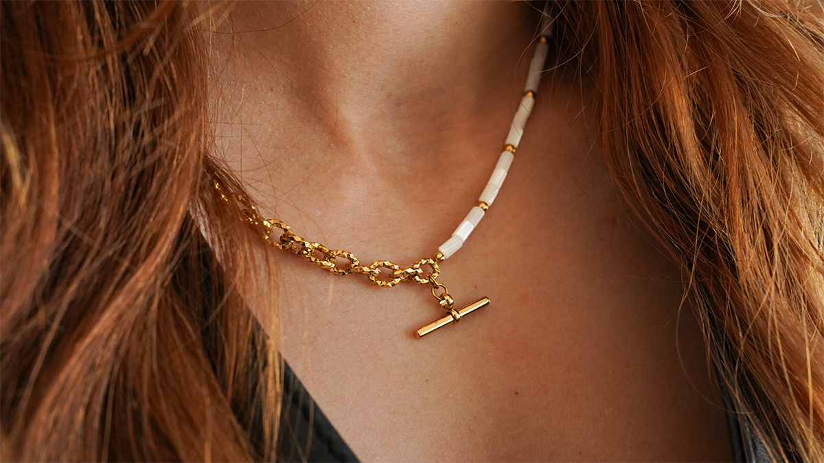 Collier pendentif barre et perles tubes en nacre Collier pendentif barre et perles tubes en nacre