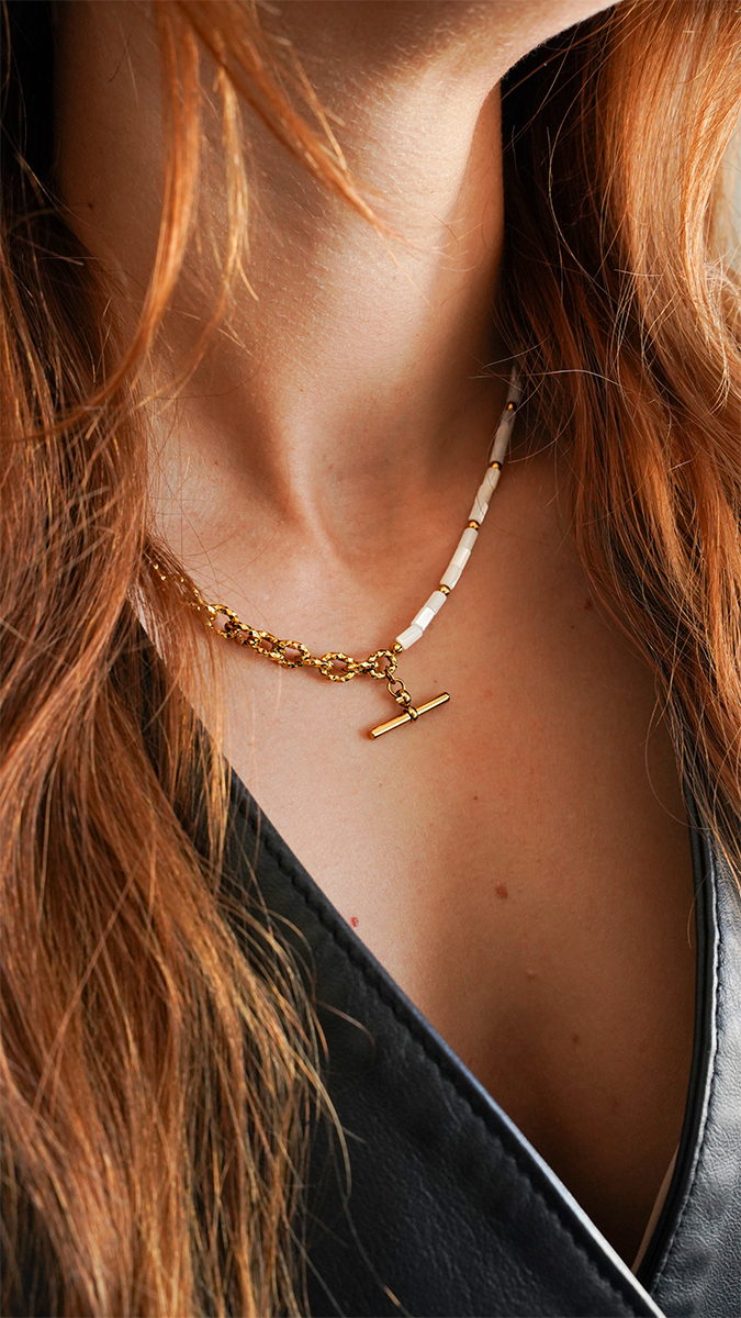 Pendant necklace with mother-of-pearl bar and tube beads
