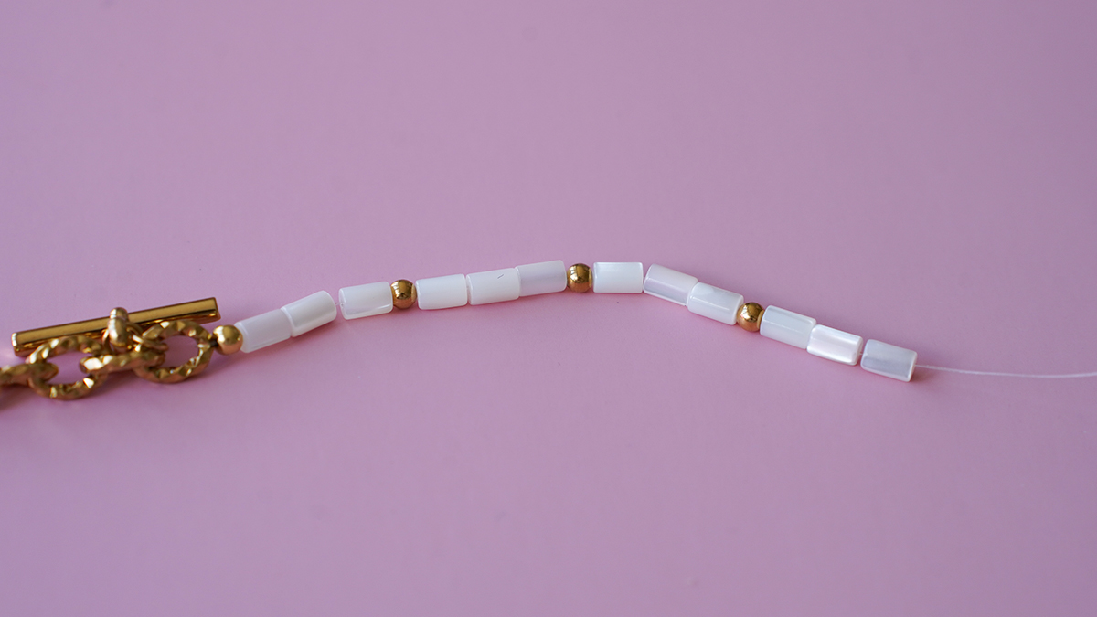 Pendant necklace with mother-of-pearl bar and tube beads : Step 3 Pendant necklace with mother-of-pearl bar and tube beads : Step 3