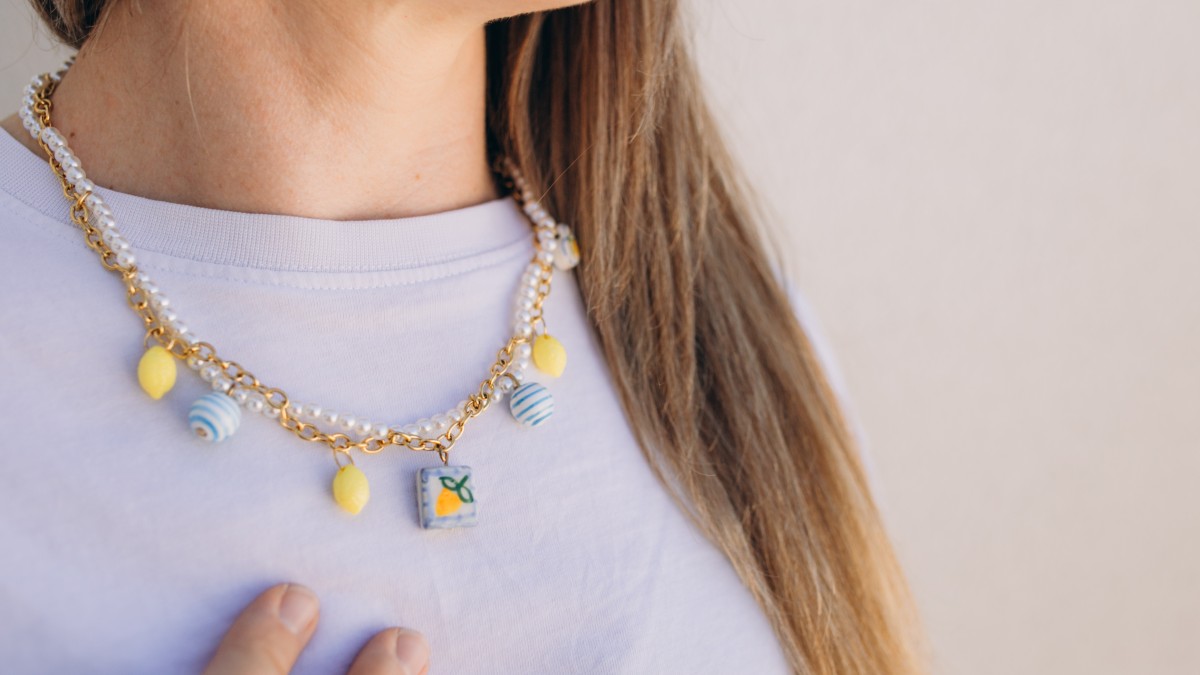 Collier citrons en acier inoxydable, imitations perles nacrées et perles en céramique Collier citrons en acier inoxydable, imitations perles nacrées et perles en céramique