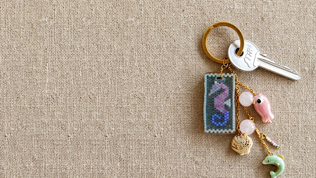 Schema Square key chain made with an odd-numbered peyote stitch in a seahorse pattern Schema Square key chain made with an odd-numbered peyote stitch in a seahorse pattern