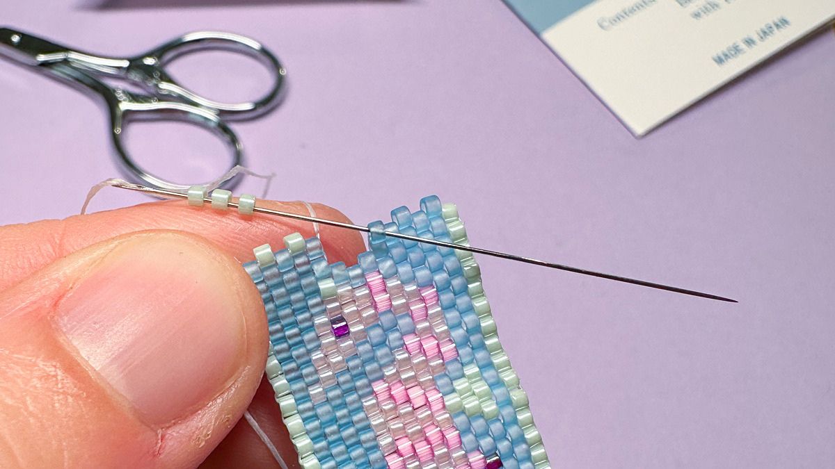 Square key chain made with an odd-numbered peyote stitch in a seahorse pattern : Step 5 Square key chain made with an odd-numbered peyote stitch in a seahorse pattern : Step 5