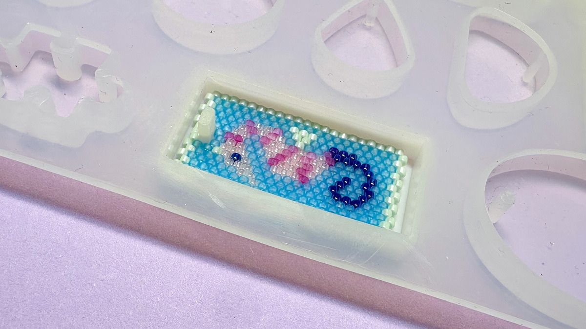 Square key chain made with an odd-numbered peyote stitch in a seahorse pattern : Step 6 Square key chain made with an odd-numbered peyote stitch in a seahorse pattern : Step 6
