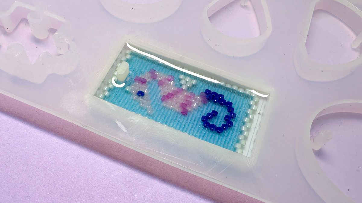 Square key chain made with an odd-numbered peyote stitch in a seahorse pattern : Step 8 Square key chain made with an odd-numbered peyote stitch in a seahorse pattern : Step 8
