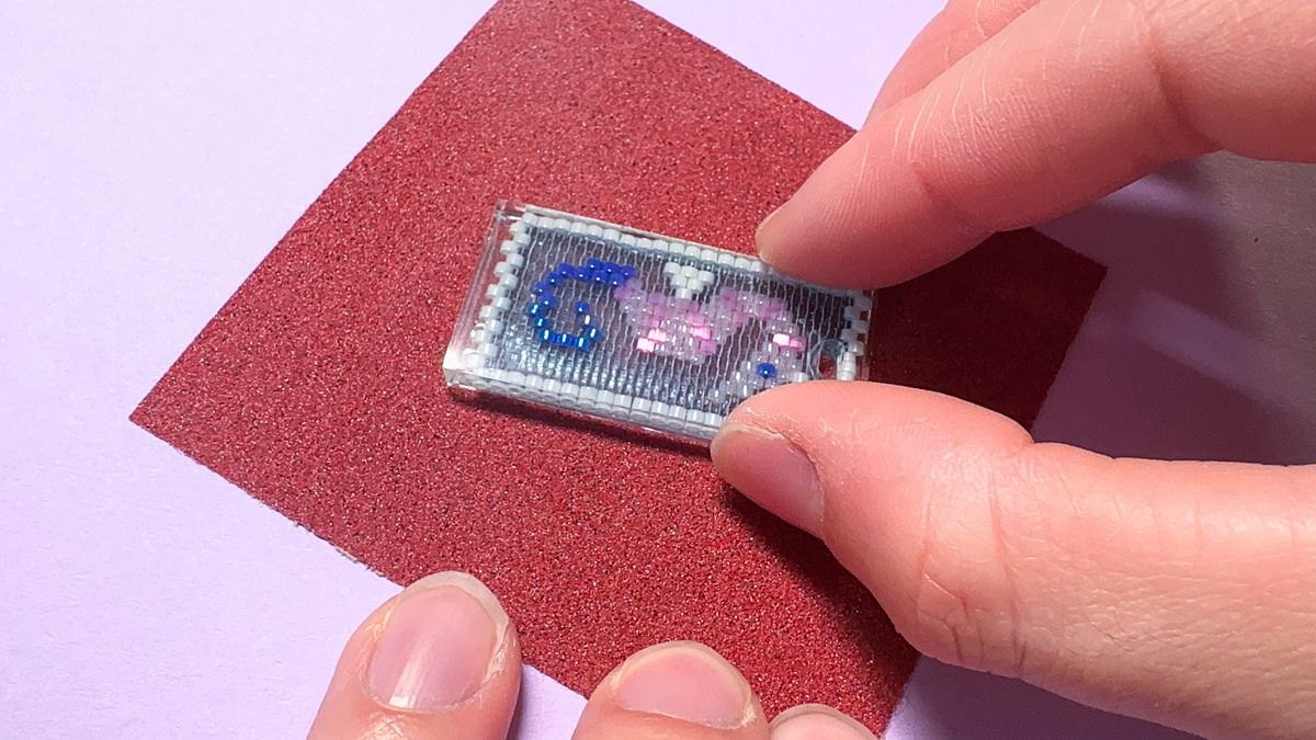 Square key chain made with an odd-numbered peyote stitch in a seahorse pattern : Step 10