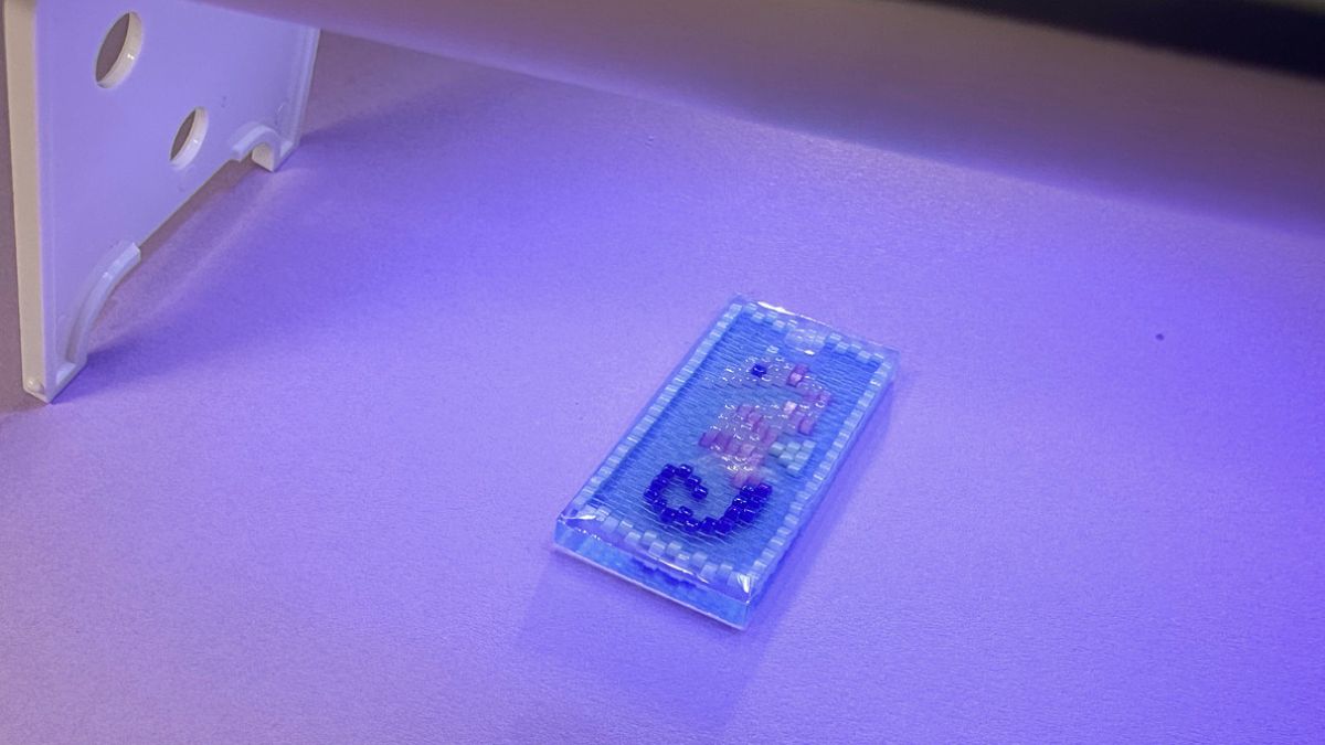 Square key chain made with an odd-numbered peyote stitch in a seahorse pattern : Step 11
