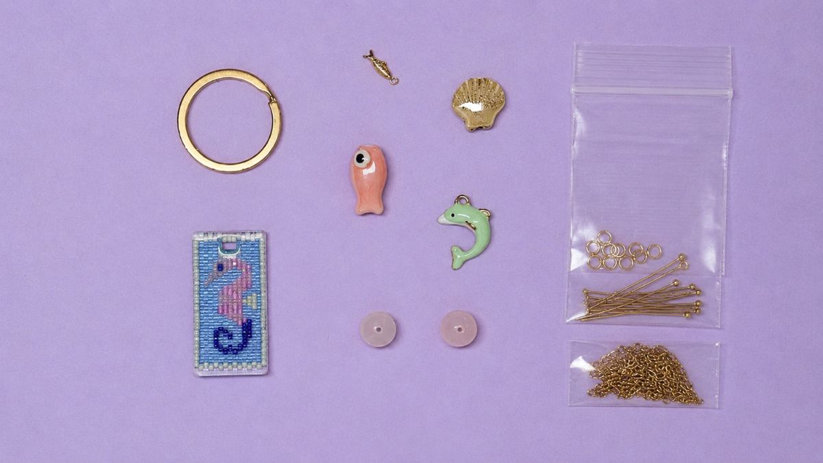 Square key chain made with an odd-numbered peyote stitch in a seahorse pattern : Step 12