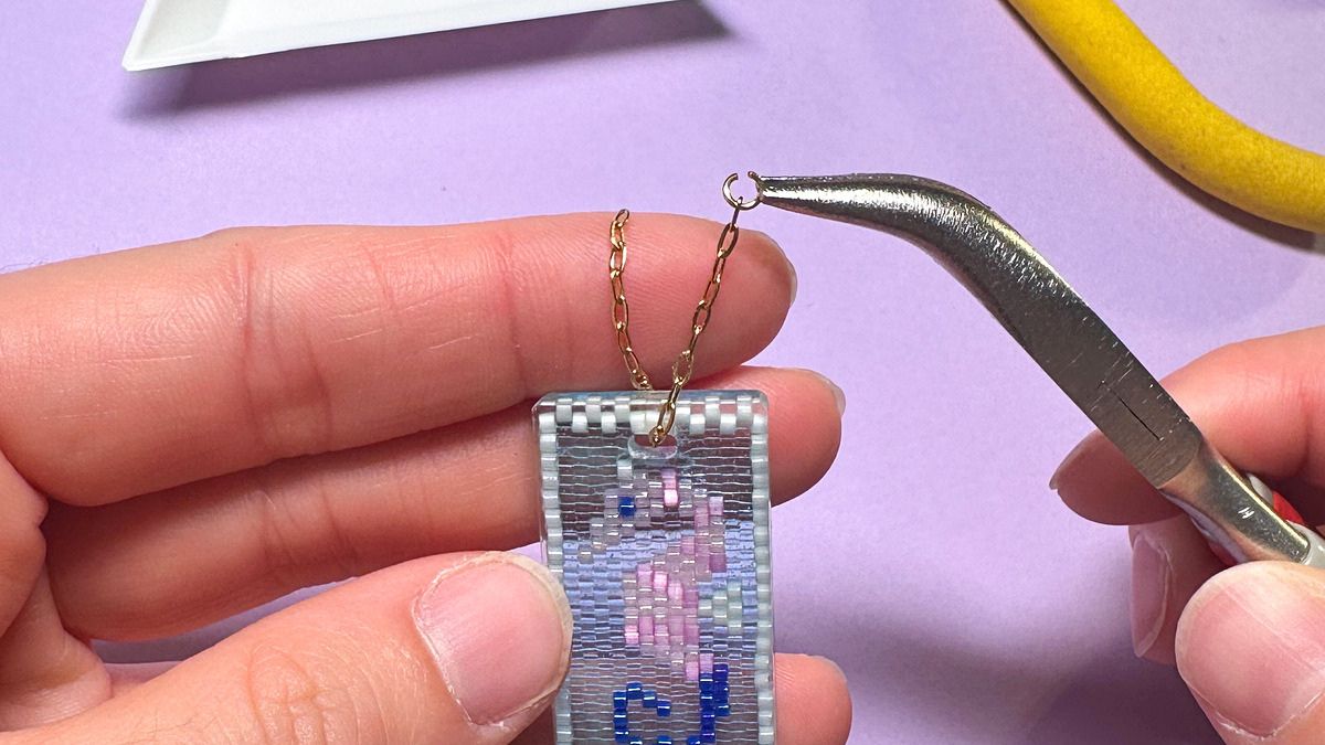 Square key chain made with an odd-numbered peyote stitch in a seahorse pattern : Step 13