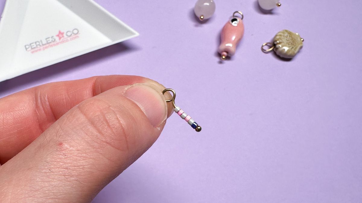 Square key chain made with an odd-numbered peyote stitch in a seahorse pattern : Step 15