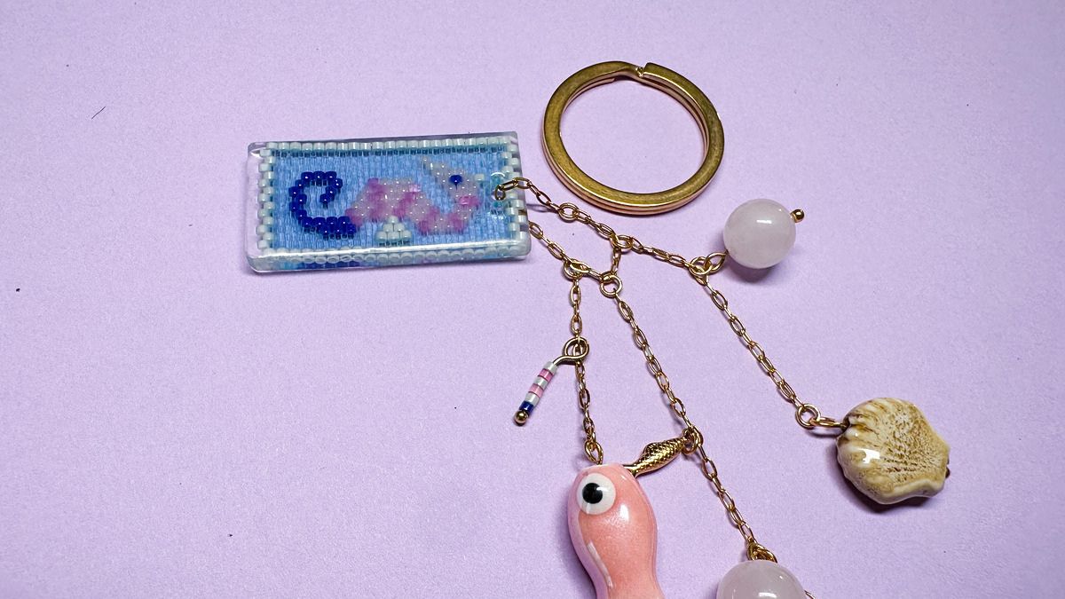Square key chain made with an odd-numbered peyote stitch in a seahorse pattern : Step 17