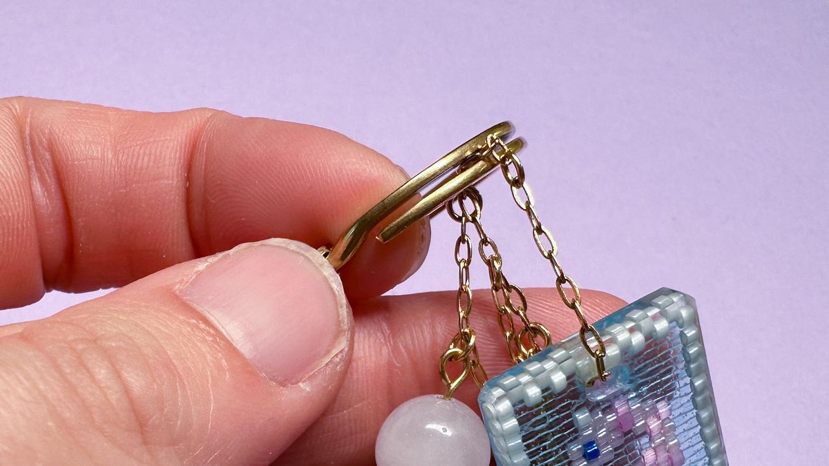 Square key chain made with an odd-numbered peyote stitch in a seahorse pattern : Step 18