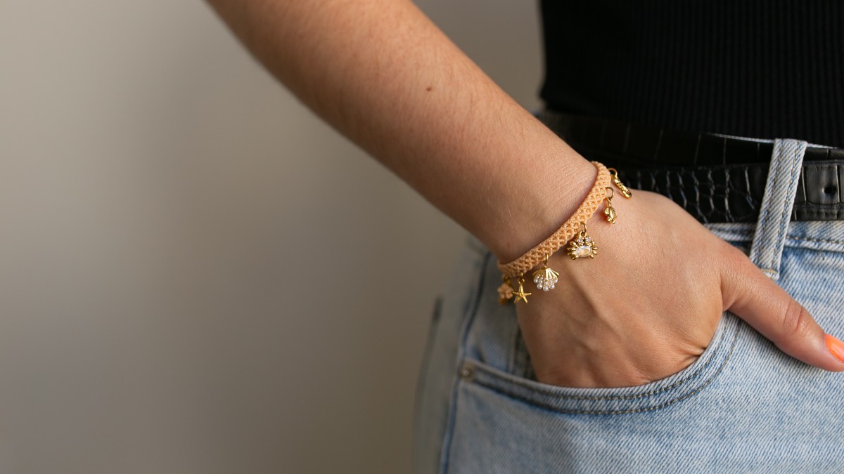 Bracelet en micro-macramé et breloques