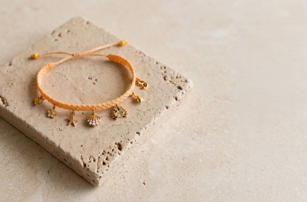 Schema Micro-macramé bracelet with charms Schema Micro-macramé bracelet with charms