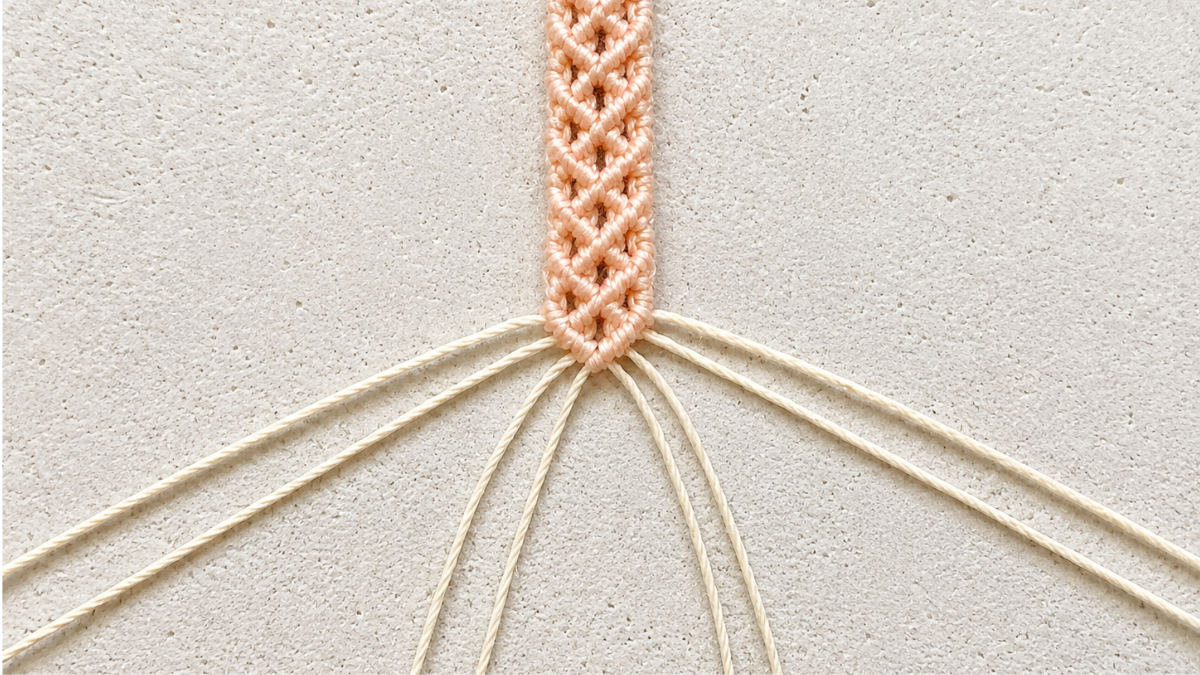 Micro-macramé bracelet with charms : Step 19 Micro-macramé bracelet with charms : Step 19