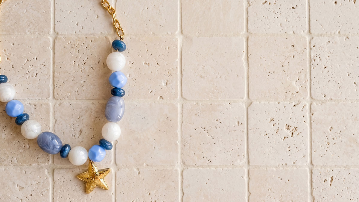 Schema Resin bead necklace with a gold pendant Schema Resin bead necklace with a gold pendant