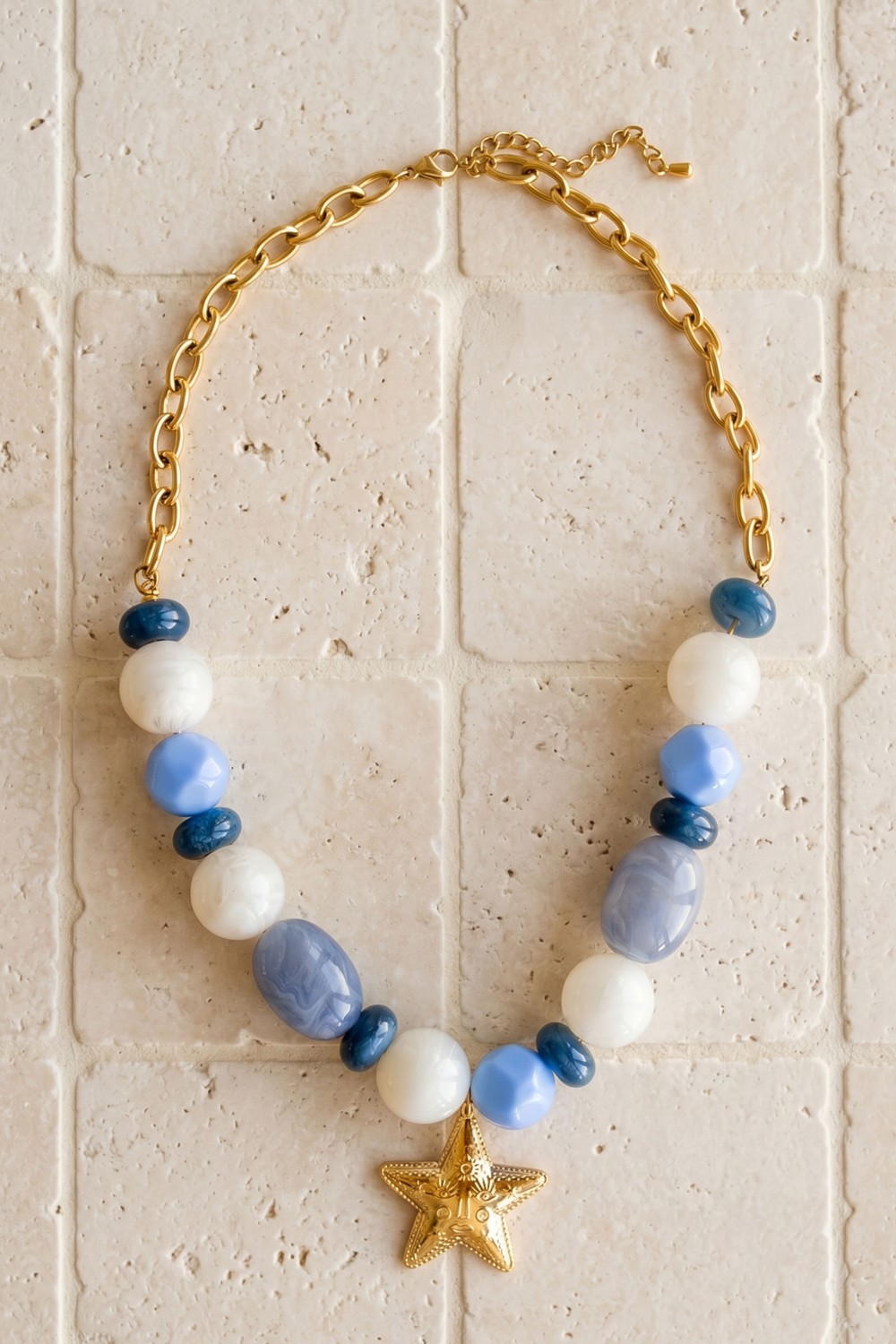 Schema Resin bead necklace with a gold pendant Schema Resin bead necklace with a gold pendant