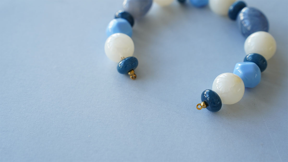 Resin bead necklace with a gold pendant : Step 3 Resin bead necklace with a gold pendant : Step 3