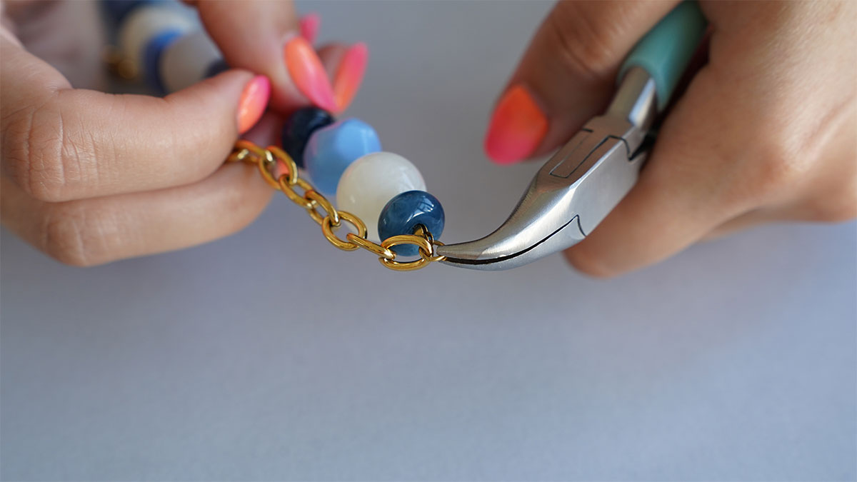 Resin bead necklace with a gold pendant : Step 4 Resin bead necklace with a gold pendant : Step 4