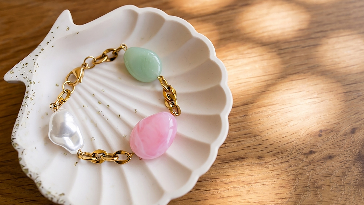 Tutoriel bracelet en perles résine et chaîne dorée Tutoriel bracelet en perles résine et chaîne dorée