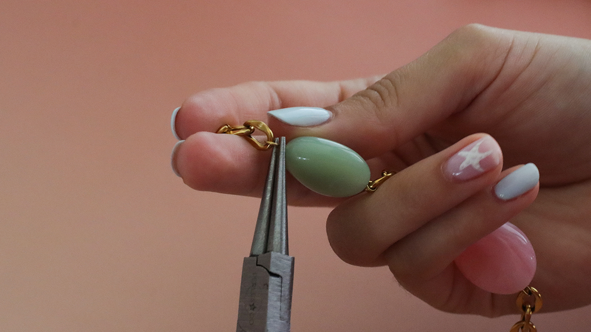 Tutorial: Resin Bead Bracelet with a Gold Chain : Step 2 Tutorial: Resin Bead Bracelet with a Gold Chain : Step 2