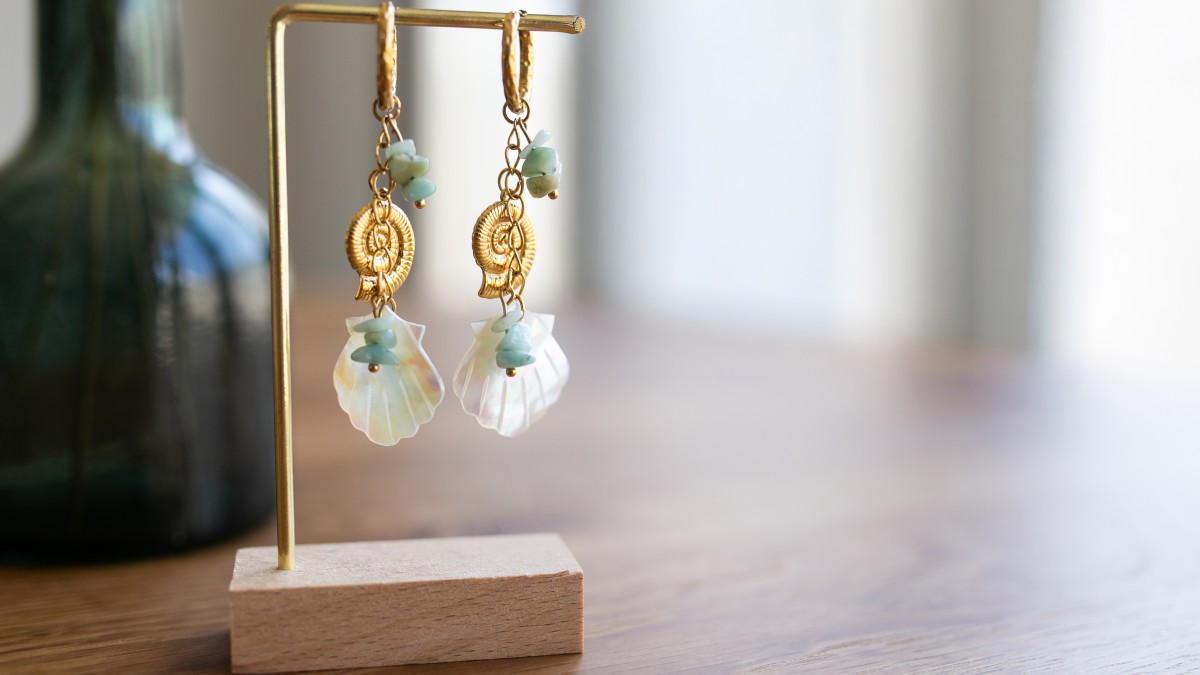 Schema Summer hoop earrings with multiple charms, made of stainless steel and mother-of-pearl Schema Summer hoop earrings with multiple charms, made of stainless steel and mother-of-pearl