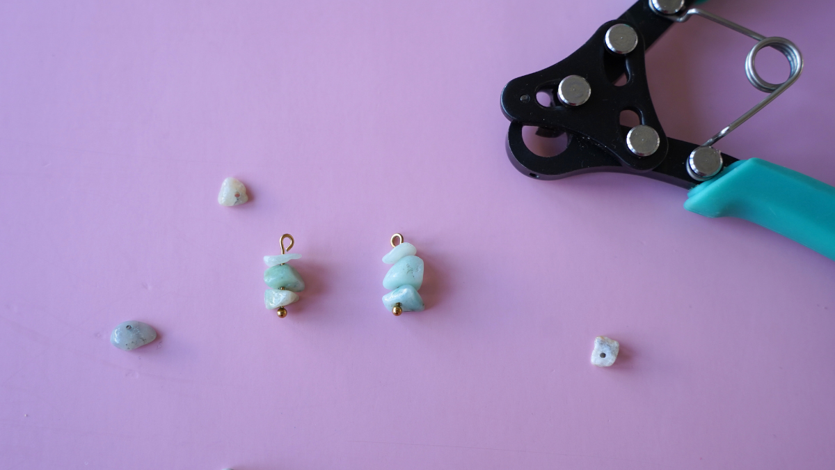 Summer hoop earrings with multiple charms, made of stainless steel and mother-of-pearl : Step 2 Summer hoop earrings with multiple charms, made of stainless steel and mother-of-pearl : Step 2