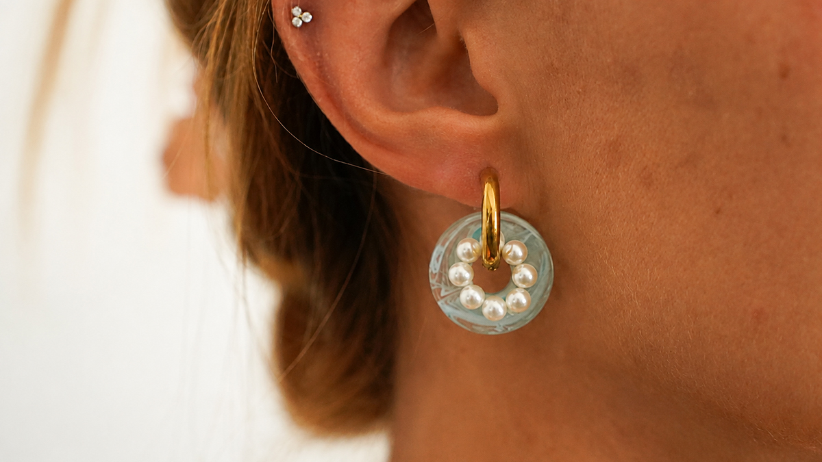Schema DIY Resin and Pearlescent Bead Donut Hoop Earrings Schema DIY Resin and Pearlescent Bead Donut Hoop Earrings