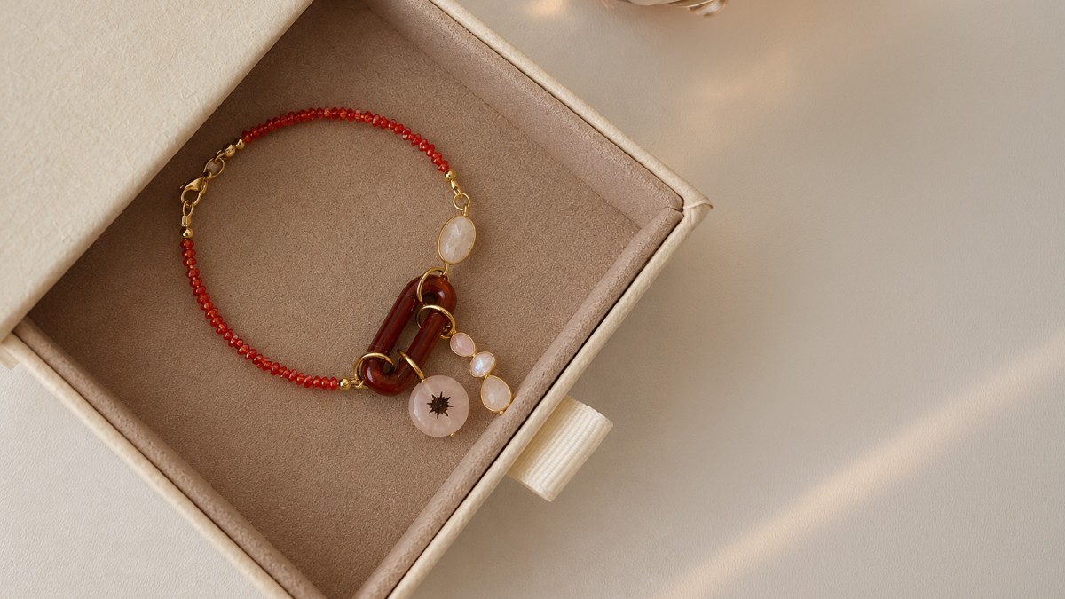 Imitation carnelian bracelet with jasper links and charms Imitation carnelian bracelet with jasper links and charms