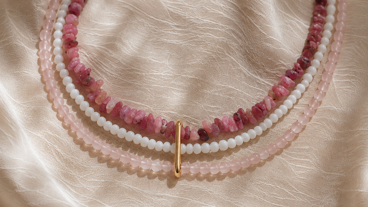 Schema Multi-strand necklace made of gemstones and mother-of-pearl beads Schema Multi-strand necklace made of gemstones and mother-of-pearl beads