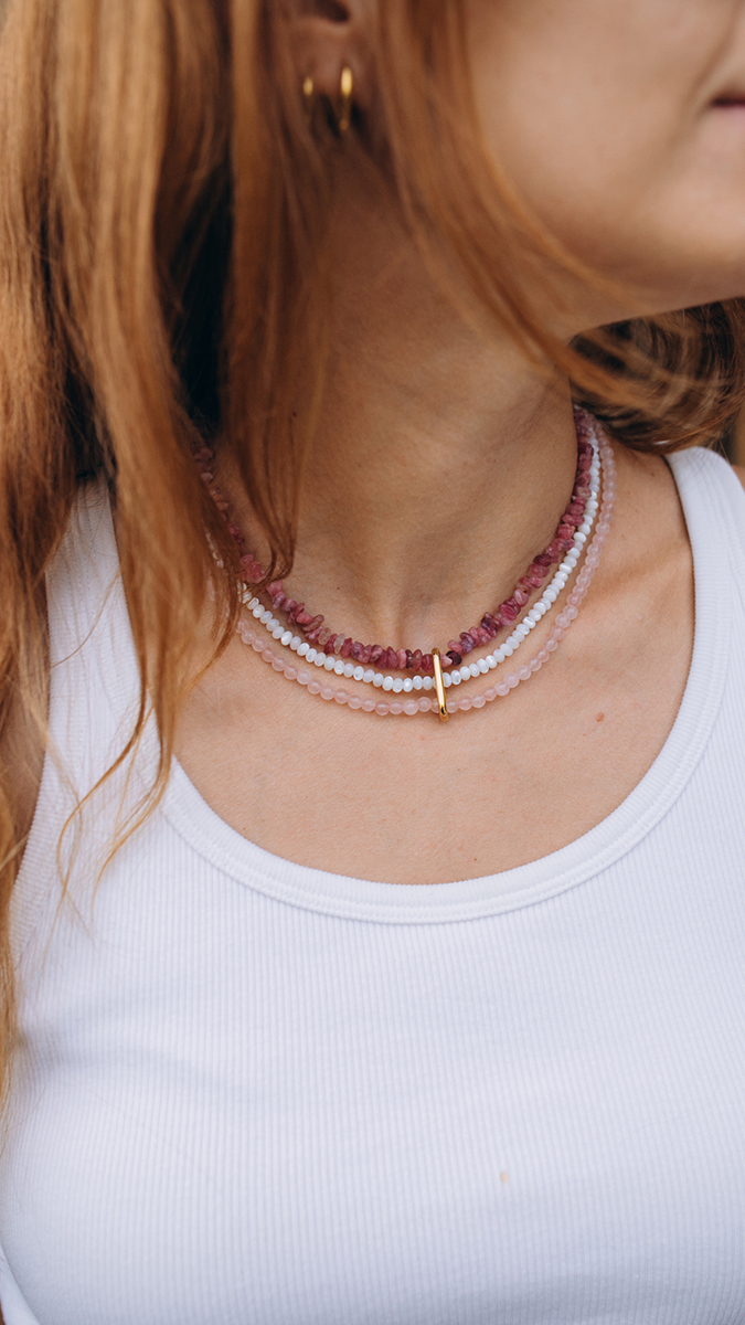 Schema Multi-strand necklace made of gemstones and mother-of-pearl beads Schema Multi-strand necklace made of gemstones and mother-of-pearl beads