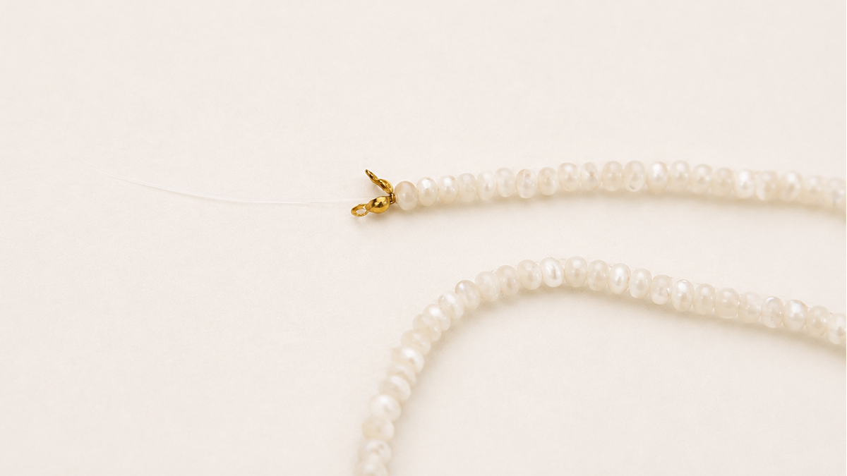 Multi-strand necklace made of gemstones and mother-of-pearl beads : Step 2 Multi-strand necklace made of gemstones and mother-of-pearl beads : Step 2