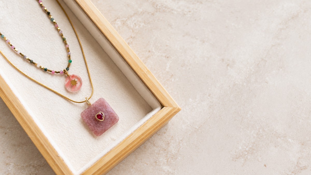 Schema Set of two necklaces made of natural tourmaline and rose quartz Schema Set of two necklaces made of natural tourmaline and rose quartz