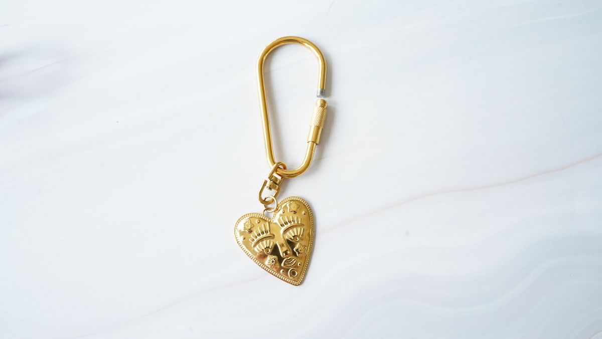 Key chain made of resin beads and stainless steel charms : Step 1 Key chain made of resin beads and stainless steel charms : Step 1