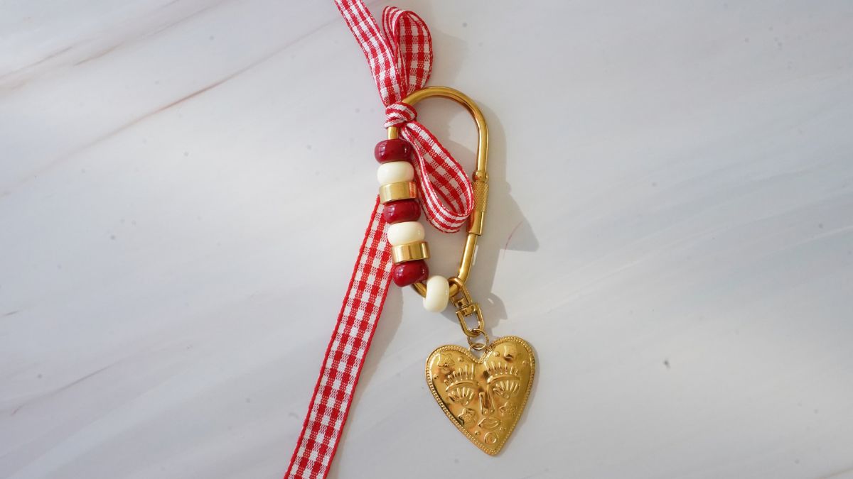 Key chain made of resin beads and stainless steel charms : Step 3 Key chain made of resin beads and stainless steel charms : Step 3