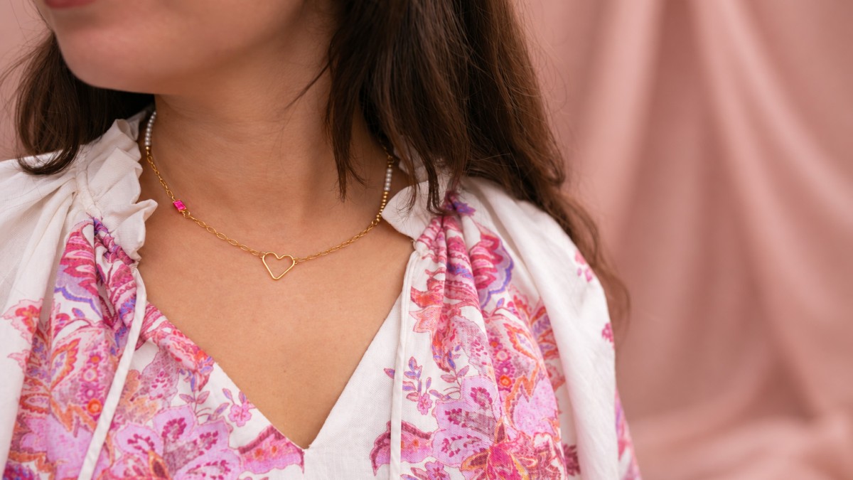 Collier en Gold Filled avec chaîne, perles nacrées et anneau cœur Collier en Gold Filled avec chaîne, perles nacrées et anneau cœur