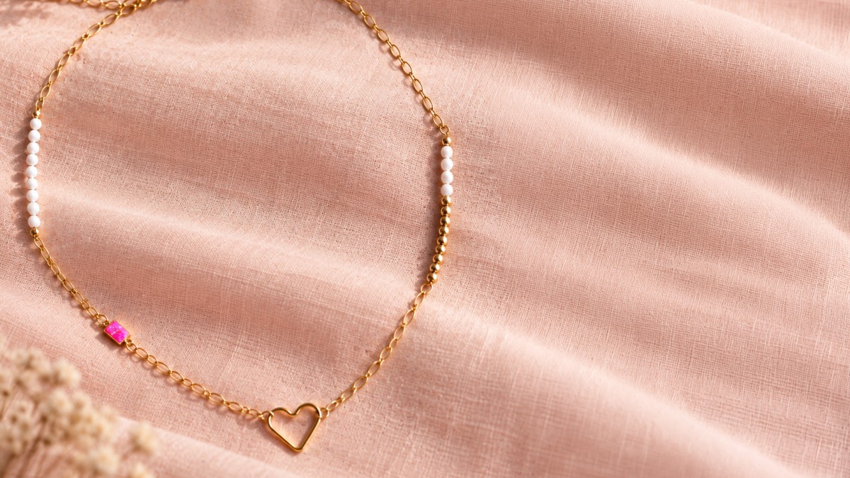 Schema Gold Filled necklace with a chain, bead clusters, and a heart-shaped ring Schema Gold Filled necklace with a chain, bead clusters, and a heart-shaped ring