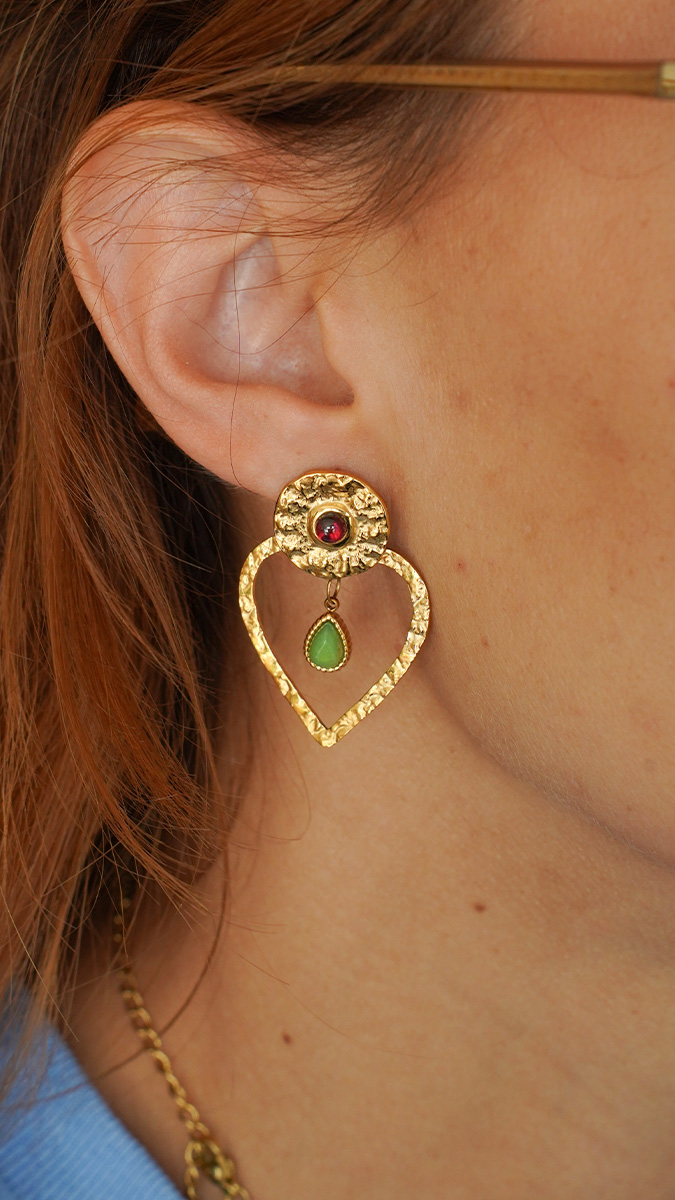 Schema Heart-shaped earrings and gemstone pendants Schema Heart-shaped earrings and gemstone pendants