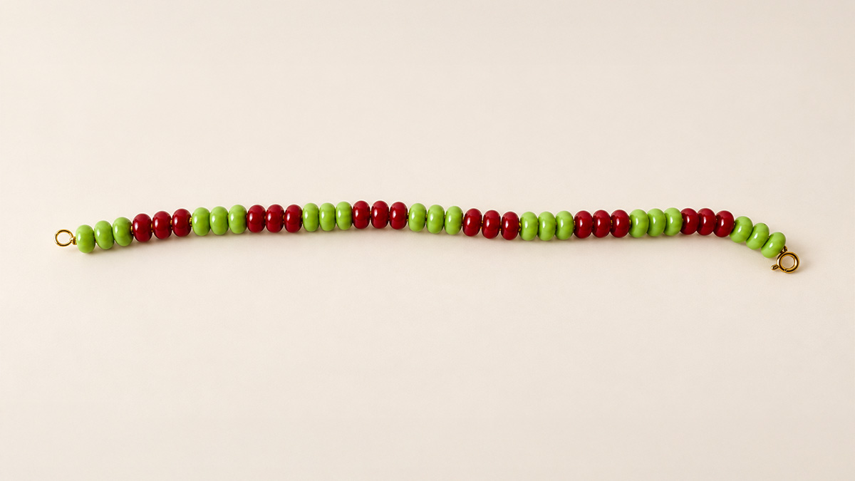 Set of three bracelets made with Heishi beads and gold-colored Miyuki seed beads : Step 2