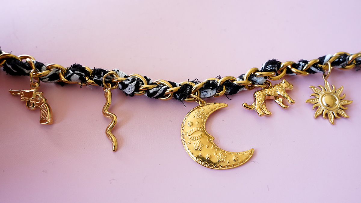 Black bandana necklace with gold pendants : Step 4 Black bandana necklace with gold pendants : Step 4