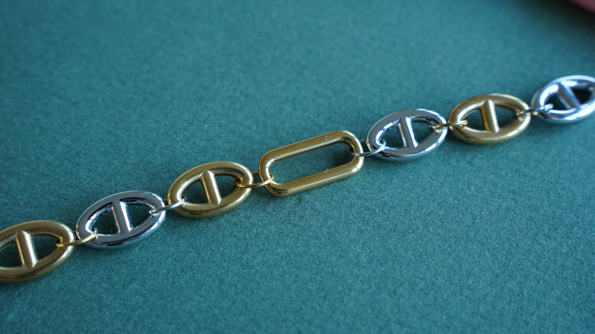 Bracelet with gold and silver nautical-style links : Step 2 Bracelet with gold and silver nautical-style links : Step 2