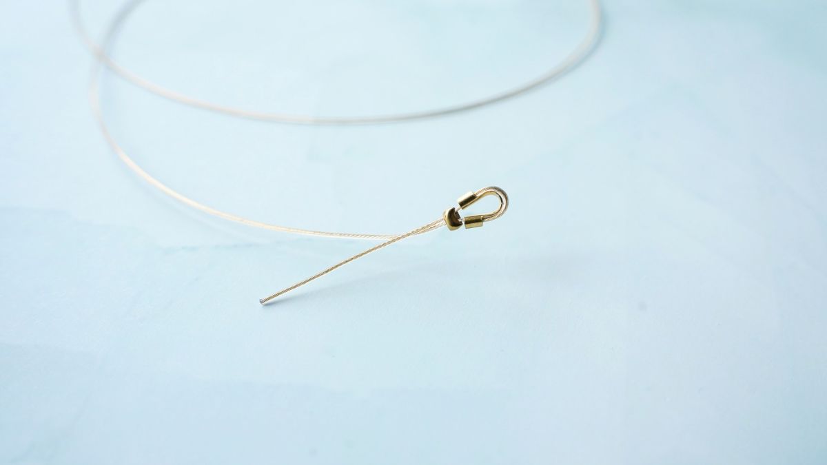 Anise-green freshwater bead necklace with gold- and rose-plated stainless steel charms : Step 1