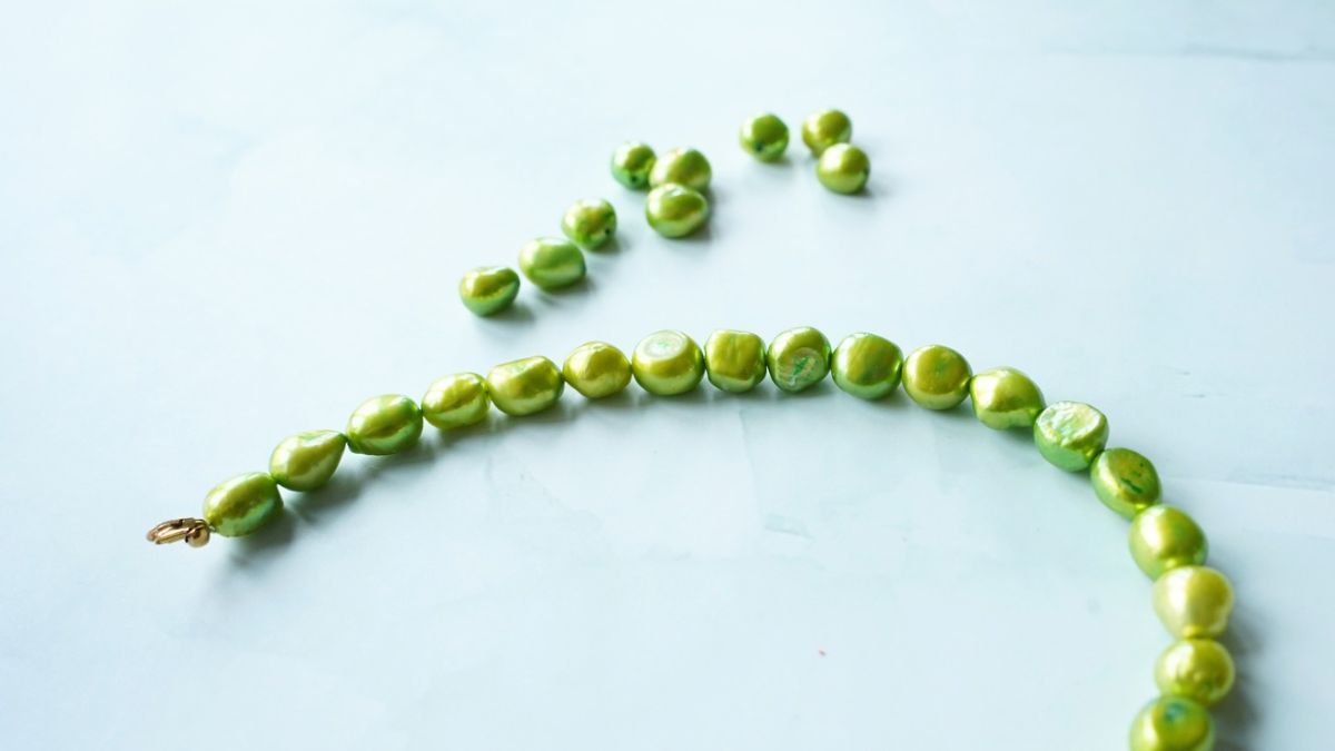Anise-green freshwater bead necklace with gold- and rose-plated stainless steel charms : Step 2