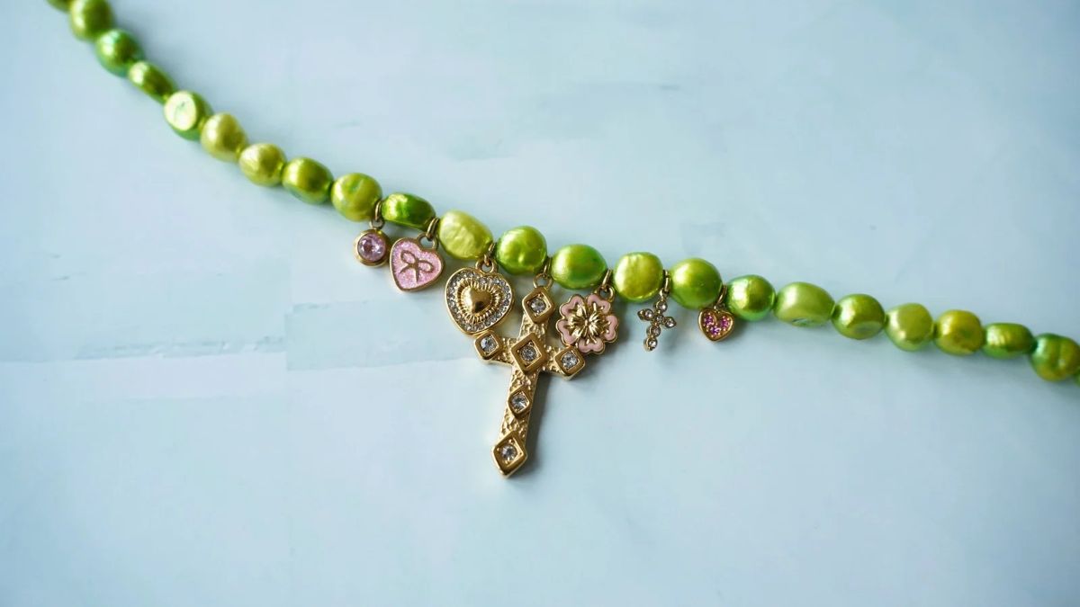 Anise-green freshwater bead necklace with gold- and rose-plated stainless steel charms : Step 3
