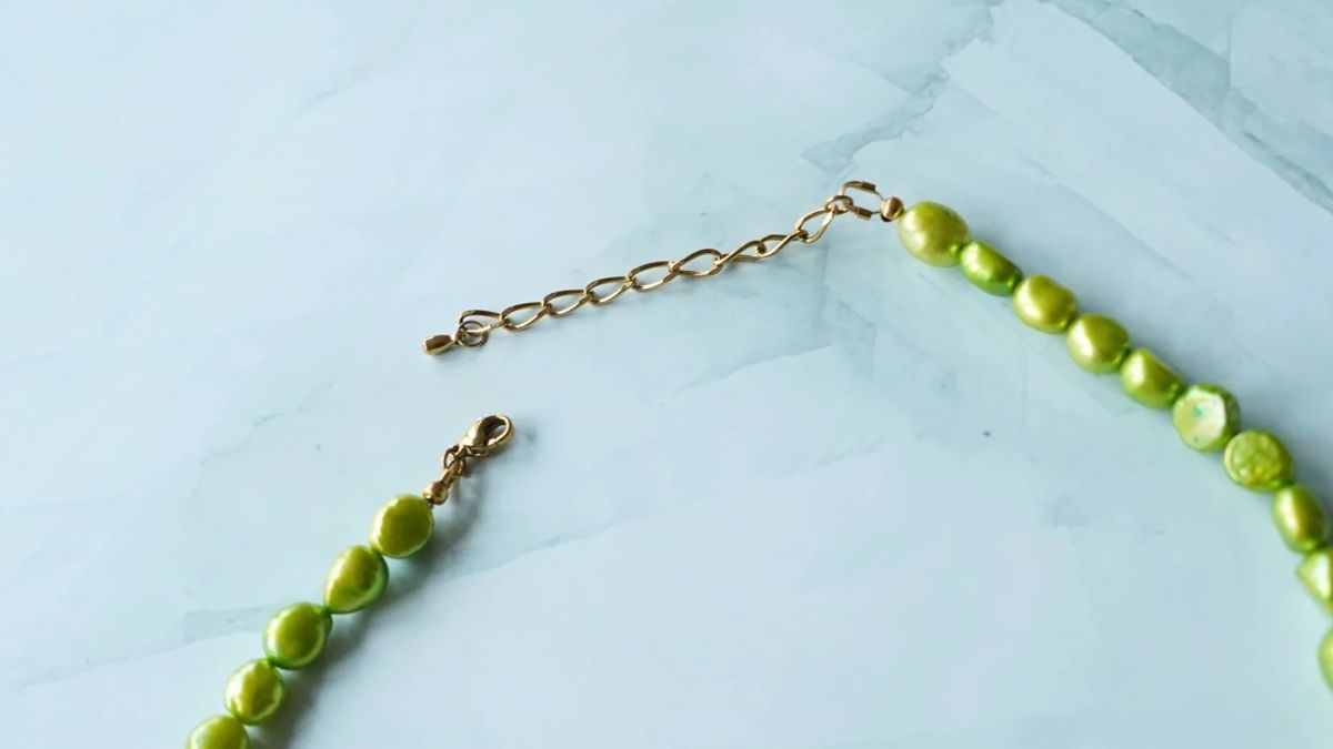 Anise-green freshwater bead necklace with gold- and rose-plated stainless steel charms : Step 4