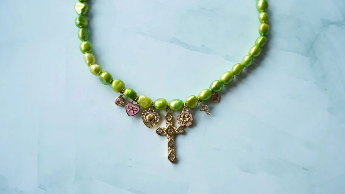 Anise-green freshwater bead necklace with gold- and rose-plated stainless steel charms : Step 5
