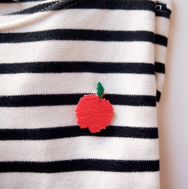 Schema  Big Apple brooch with brick stitch weave