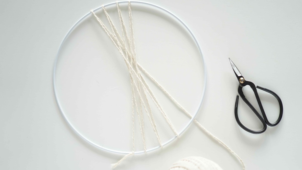 Round wall weaving by Julie Robert : Step 1