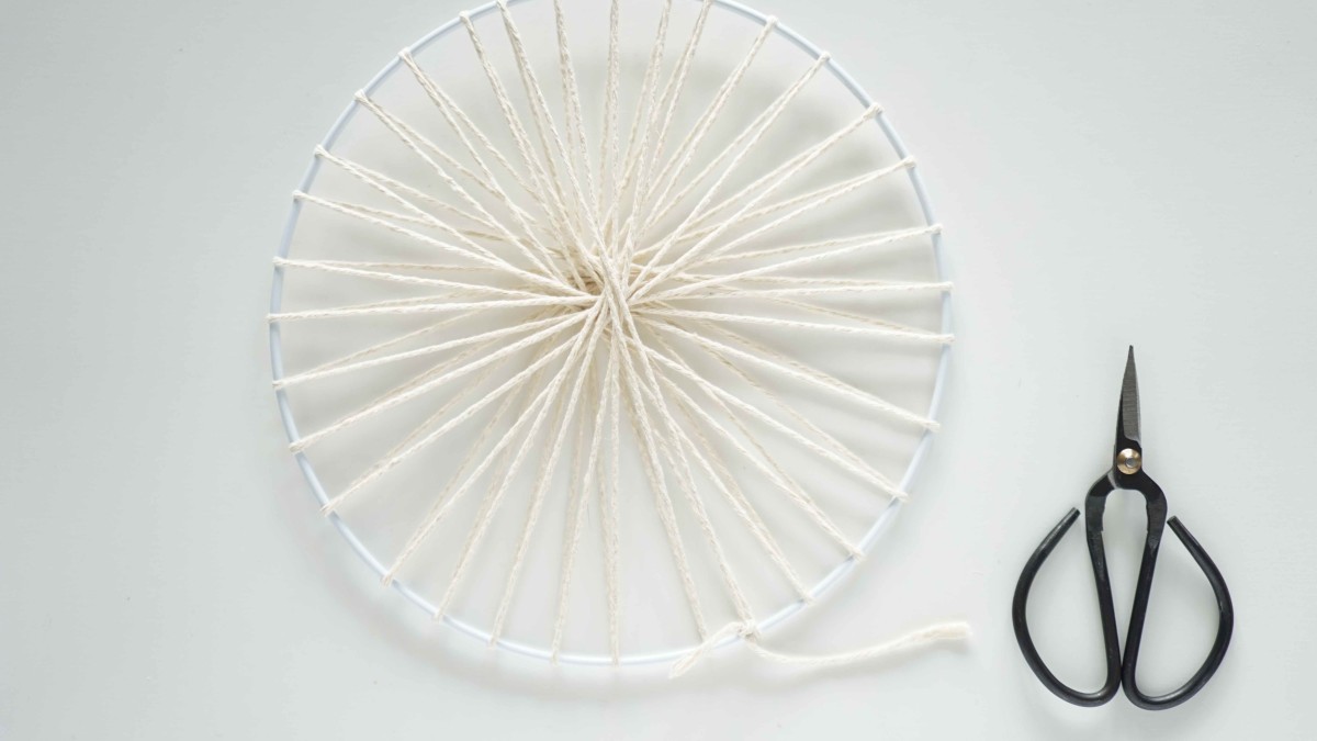 Round wall weaving by Julie Robert : Step 2