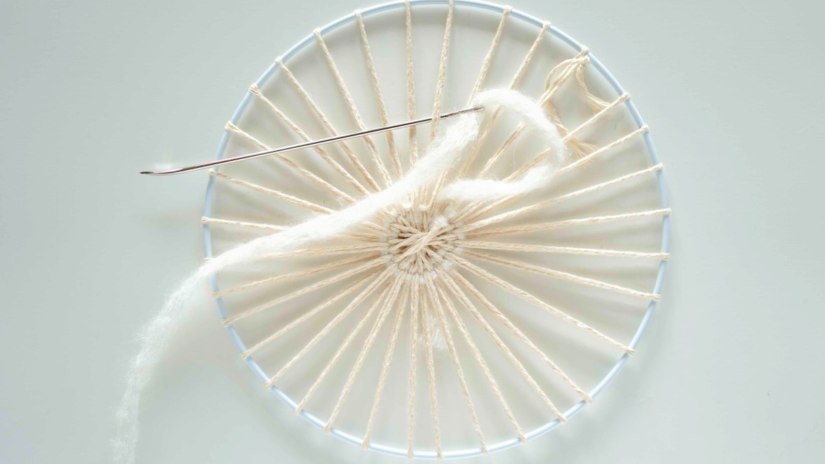 Round wall weaving by Julie Robert : Step 3