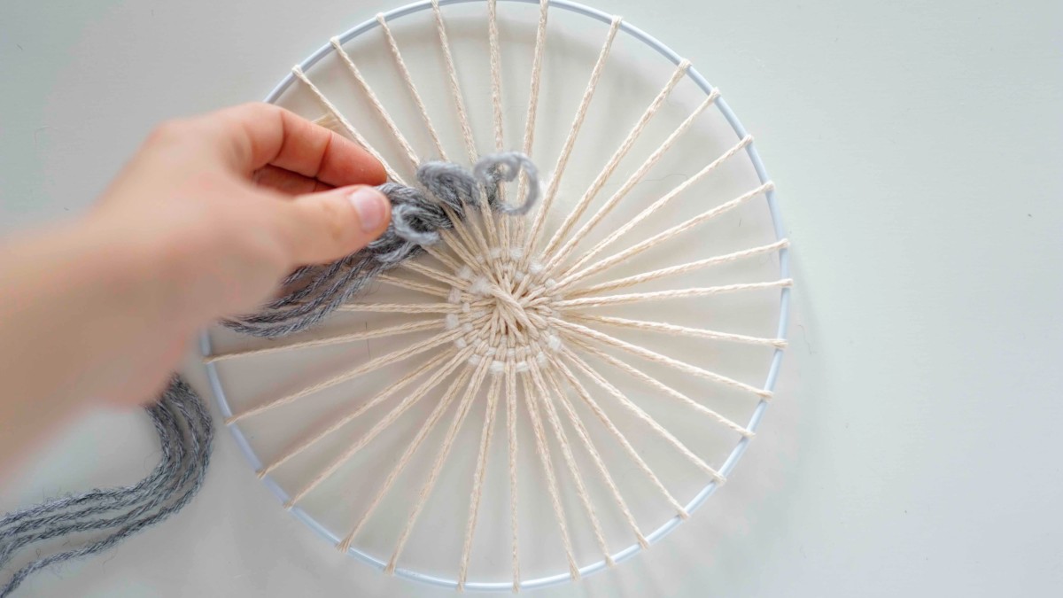 Round wall weaving by Julie Robert : Step 4